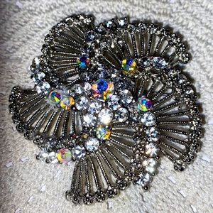 A Beautiful Floral Ladies Brooch